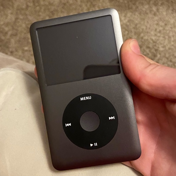 IPOD GEN 7 in great condition - Picture 1 of 2